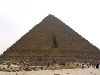 V G�ze je Menkaureova pyramida nejmen��