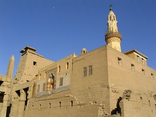 Isl�msk� me�ita na zdech b�val�ho egyptsk�ho chr�mu, zvl�tn�...