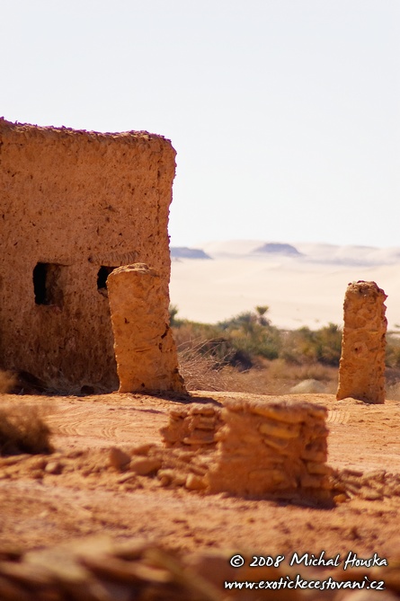 04 Egypt oazy Siwa za hlinenymi domy uz jen sira poust a Libye.jpg