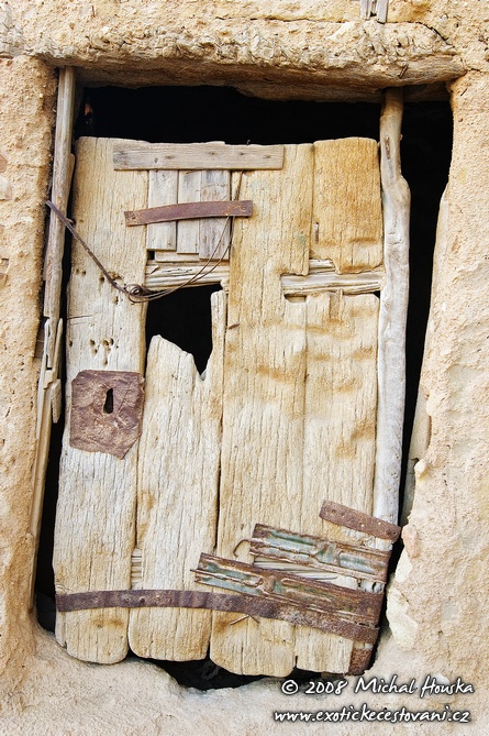 13 Egypt oazy Siwa stare drevene dvere v pevnosti Sali.jpg