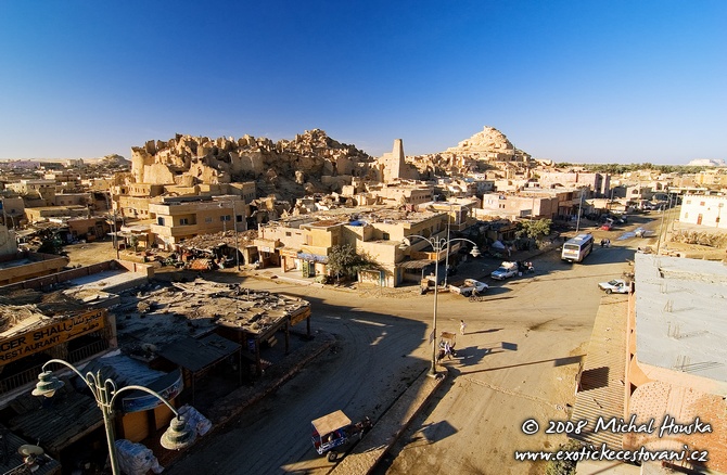 16 Egypt oazy Siwa centrum oazy za usvitu.jpg